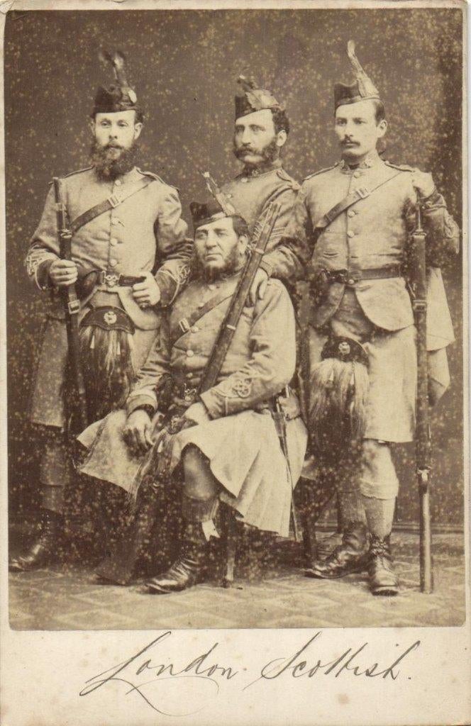 Kabinet foto - 4 Militairen met Wapens en Uniform - ENGELS, Gebruikt, Verzenden, Foto, Voor 1940