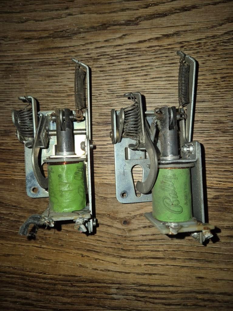 Bally hole kicker assembly., Verzamelen, Automaten | Flipperkasten, Ophalen of Verzenden, Onderdeel of Defecte kast