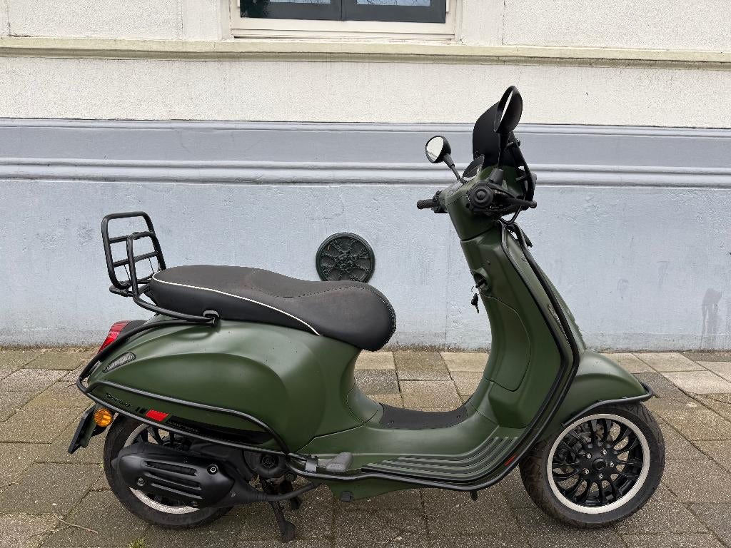 Vespa Sprint brom mat groen e4 45km 2018 full option, Fietsen en Brommers, Scooters | Vespa, Ophalen, Gebruikt, Overige modellen