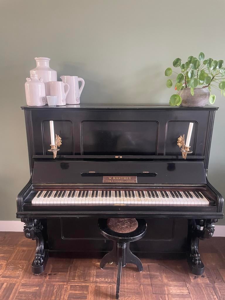 Piano zwart met kaarsen standaard w. Manthy, Ophalen, Gebruikt, Zwart