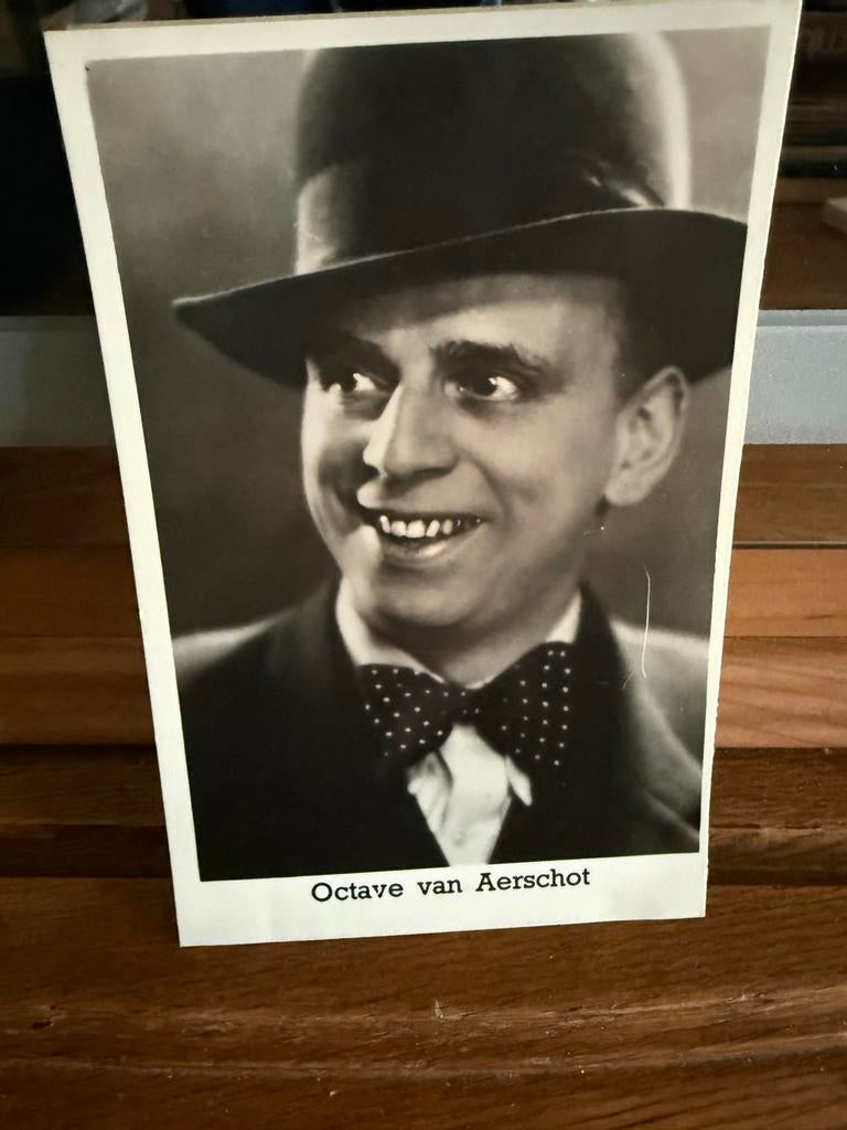 Vintage foto Octave van Aerschot met hoed en vlinderdas, Foto, Ophalen of Verzenden, Zo goed als nieuw, Voor 1940