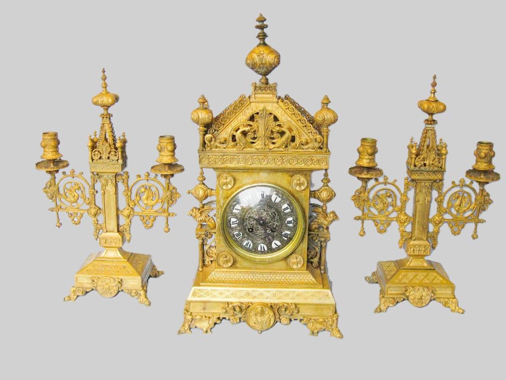 Kloeke kasteelpendule en bijhorende kandelaars, Ophalen