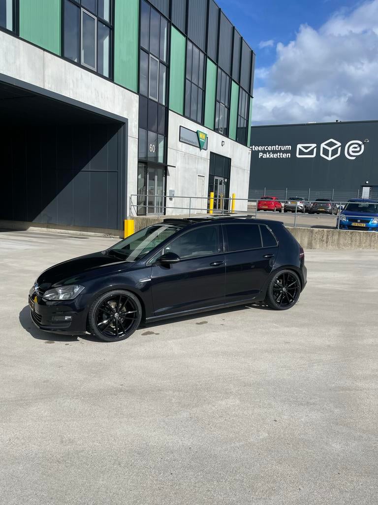Golf 7 1.2 TSI Cup 110 PK DSG Pano, 4 cilinders, 620 kg, Zwart, 1151 kg