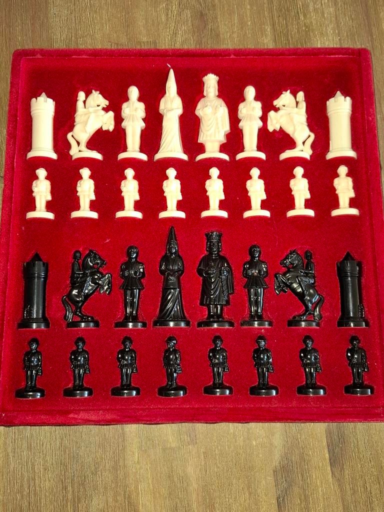 Thematisch Schaakspel - Compleet met Doos, Ophalen of Verzenden