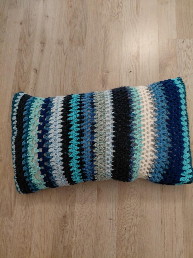 Handgemaakt gehaakt kussen in blauwtinten, Huis en Inrichting, Woonaccessoires | Kussens, Ophalen of Verzenden, Zo goed als nieuw