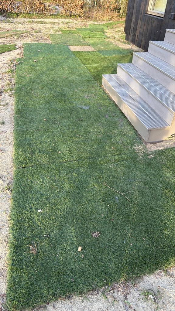 Gratis kunstgras - meerdere stukken met diverse afmetingen, Tuin en Terras, Gras en Kunstgras, Ophalen, Gebruikt, 20 m² of meer