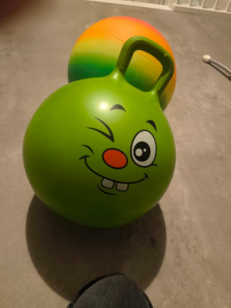 Twee leuke skippyballen - groen en regenboog, Ophalen of Verzenden, Gebruikt