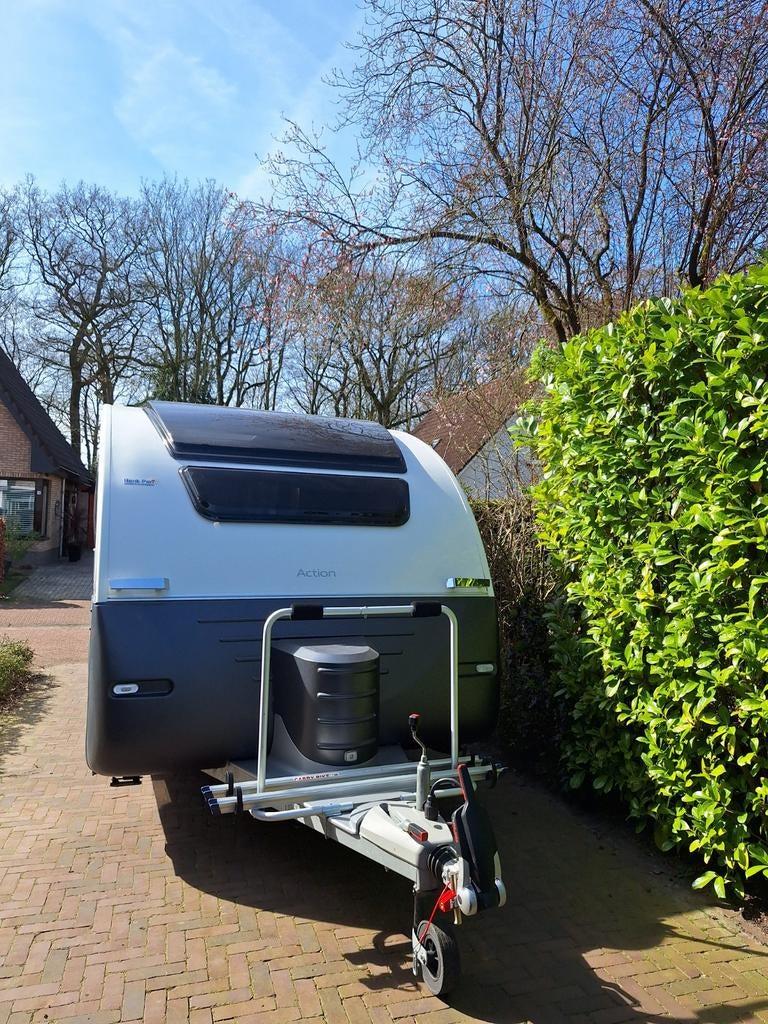 Adria Action 391LH caravan uit 2022 - Nieuwstaat! € 22.750., Mover, Tot en met 2, Treinzit, Particulier