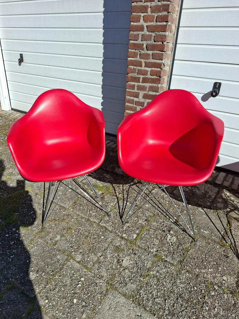 Vitra Dar Eames hoogarmdiningstoel, Huis en Inrichting, Stoelen, Ophalen, Eiffel-stijl onderstel met kuip, Zo goed als nieuw, Vier