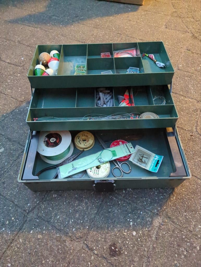 Oude viskoffer met snoek- en zeevismateriaal, Ophalen, Gebruikt, Koffer of Tas