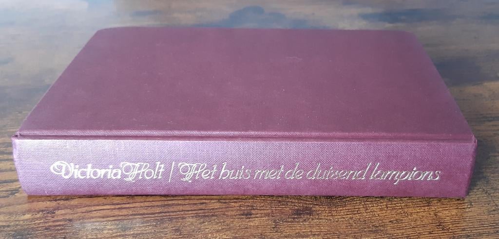 Victoria Holt - Het huis met de duizend lampions, Boeken, Ophalen of Verzenden, Zo goed als nieuw, Victoria Holt