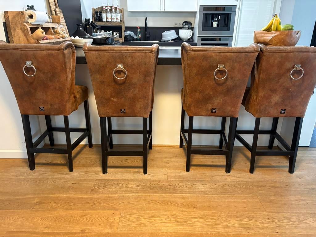 4 gecapitonneerde barstoelen, 4 krukken, Ophalen, Gebruikt, 90 cm of meer