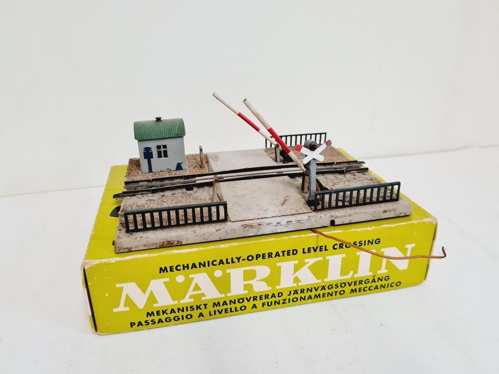 Märklin H0 - Spoorwegovergang met waarschuwingslicht in ovp, Wisselstroom, Gebruikt, Rails, Ophalen of Verzenden