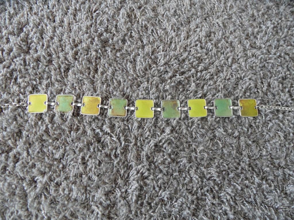 Leuke ketting met diverse groene vierkantjes, Sieraden, Tassen en Uiterlijk, Kettingen, Ophalen of Verzenden, Gebruikt, Geel, Overige materialen