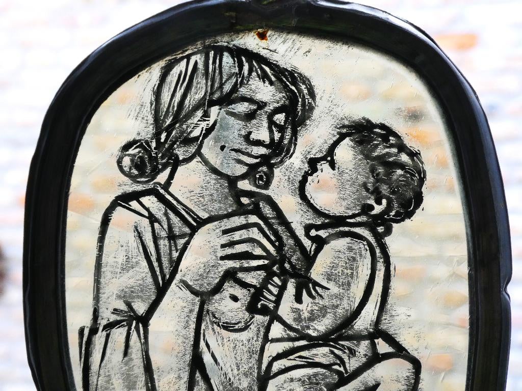 Glas in lood raamhanger met moeder en kind gesigneerd met B., Ophalen of Verzenden