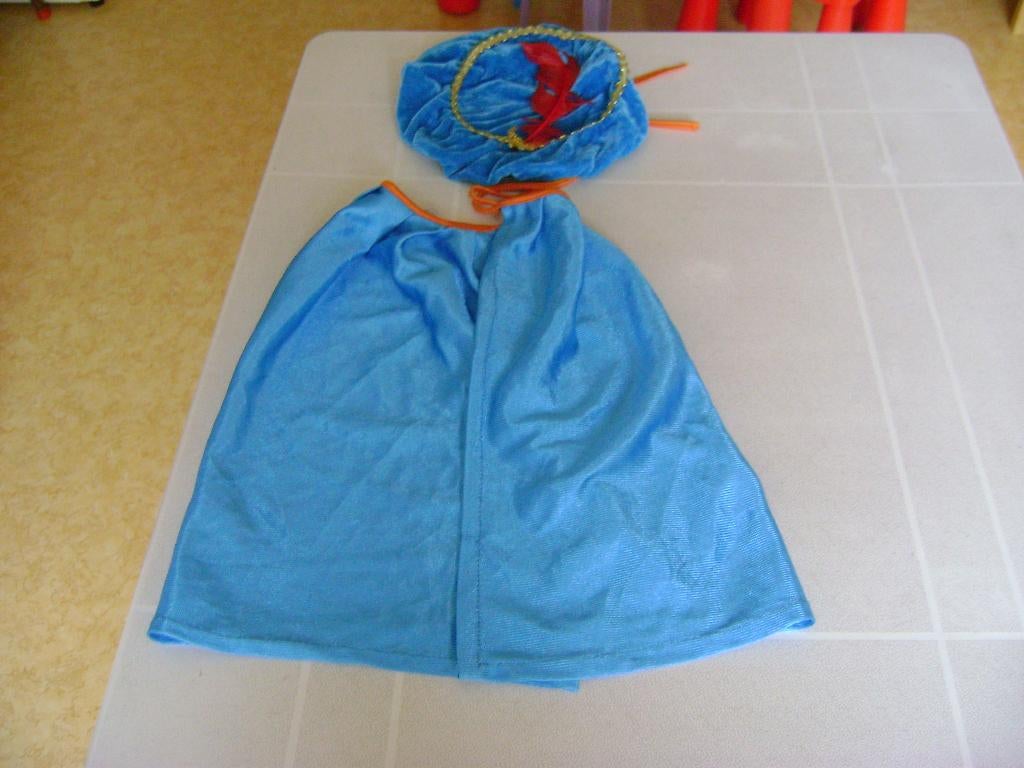 2 zwarte pieten cape met pet en pietenshirt met pet 1maat, Diversen, Ophalen of Verzenden, Zo goed als nieuw