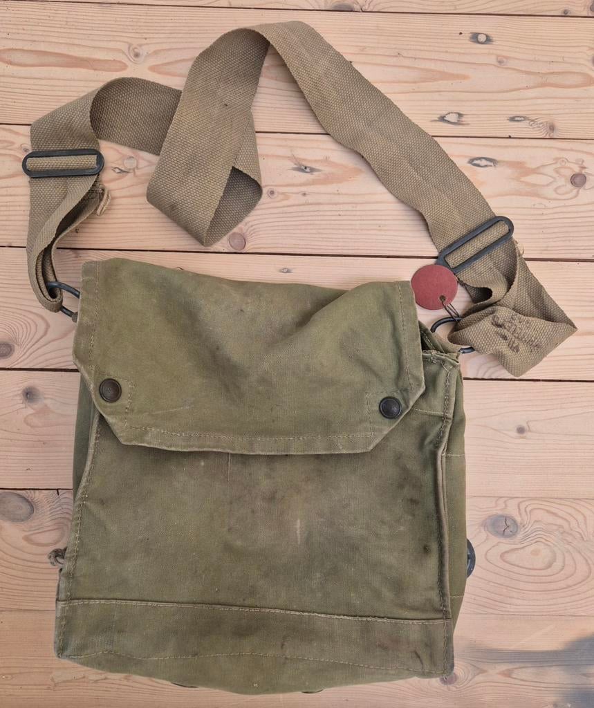 Britse gasmaskertas wo2 met Noorse dogtag, Verzamelen, Ophalen of Verzenden, Marine, Engeland, Embleem of Badge