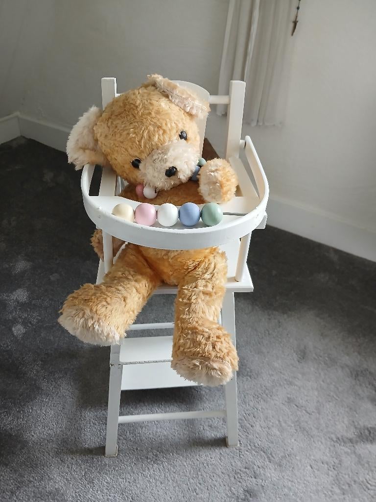 Oude beer in kinderstoel, Ophalen of Verzenden