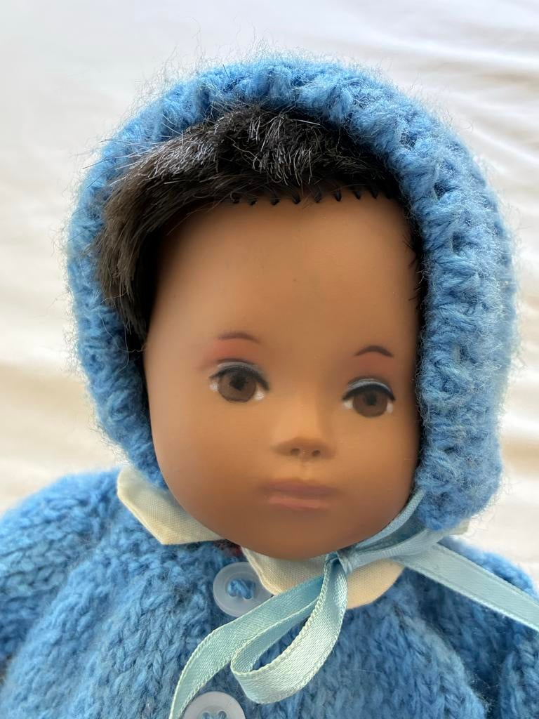Sasha Babypop in blauw gebreid pakje, Ophalen of Verzenden, Gebruikt, Babypop