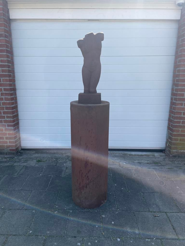 Stalen sokkel met buste vrouw, Ophalen, Buste, Bruin, Op sokkel