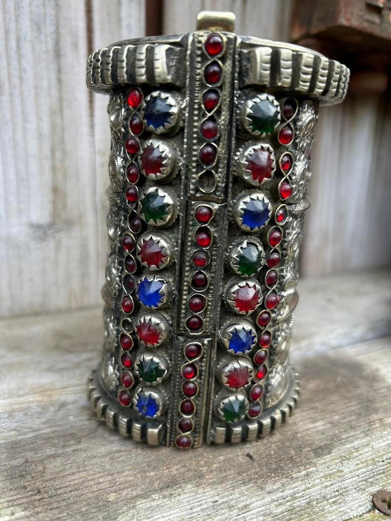 Prachtige Afghaanse armband ingelegd met gekleurd glas., Ophalen of Verzenden, Nieuw, Zilver, Overige materialen
