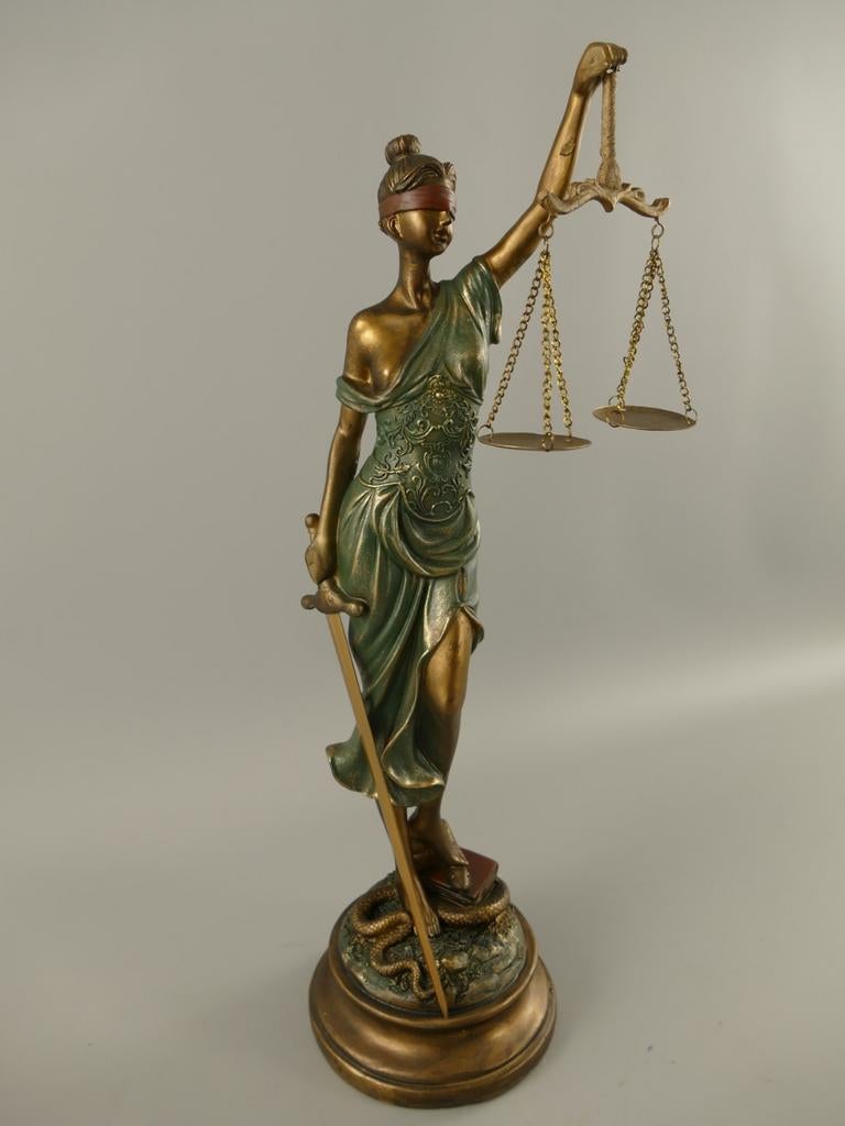 Justitia Beeld Polystone Bronskleurig Groen Jurk 53cm, Ophalen of Verzenden, Nieuw, Mens