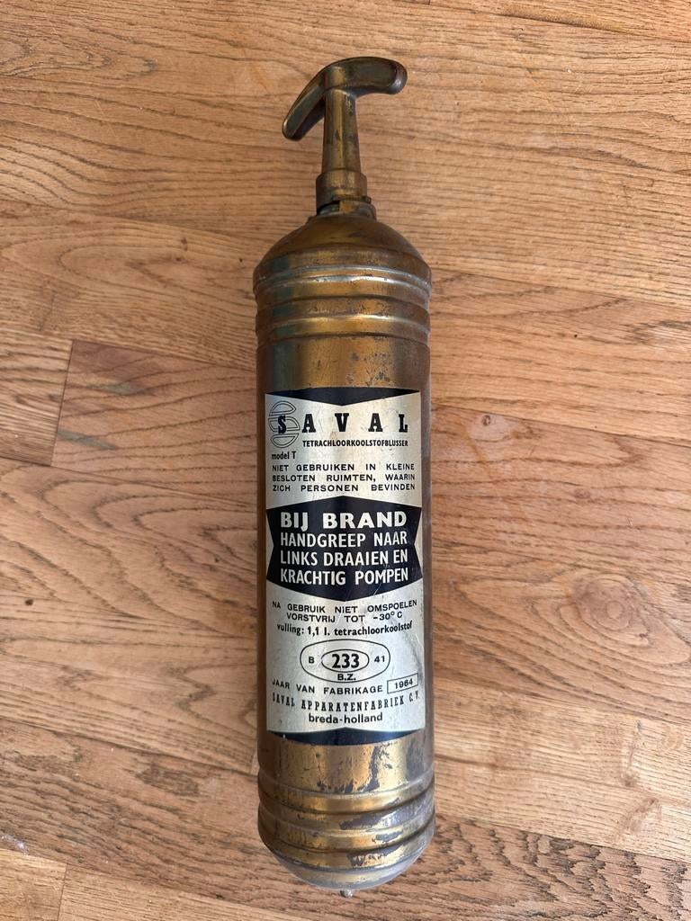 Antieke brandblussers - Saval en Pyrene, Ophalen