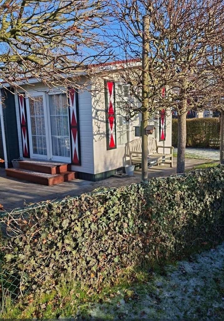 Te koop prachtige Chalet in Zeeland!, Caravans en Kamperen, Caravans, Particulier, Rondzit, Airco, Koelkast, Ophalen