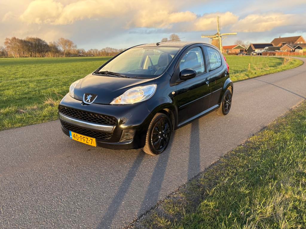 Peugeot 107 Airco! Carplay!Elektrisch Pakket! Zwart! 5D 2011, Voorwielaandrijving, 4 stoelen, Origineel Nederlands, Bedrijf