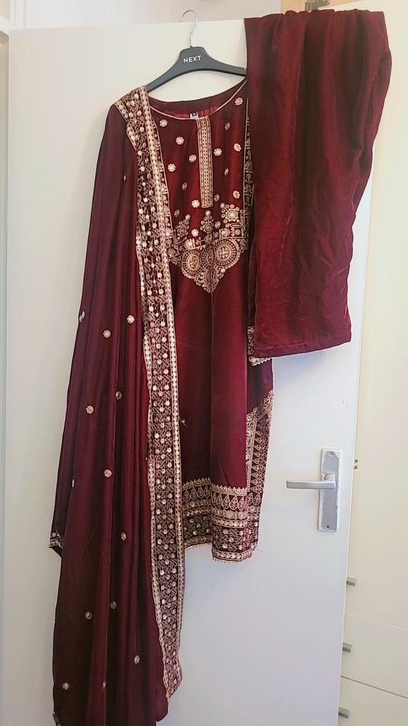 Bordeauxrode jurk met gouden borduursels, Ophalen of Verzenden, Zo goed als nieuw, Zwart, Onder de knie