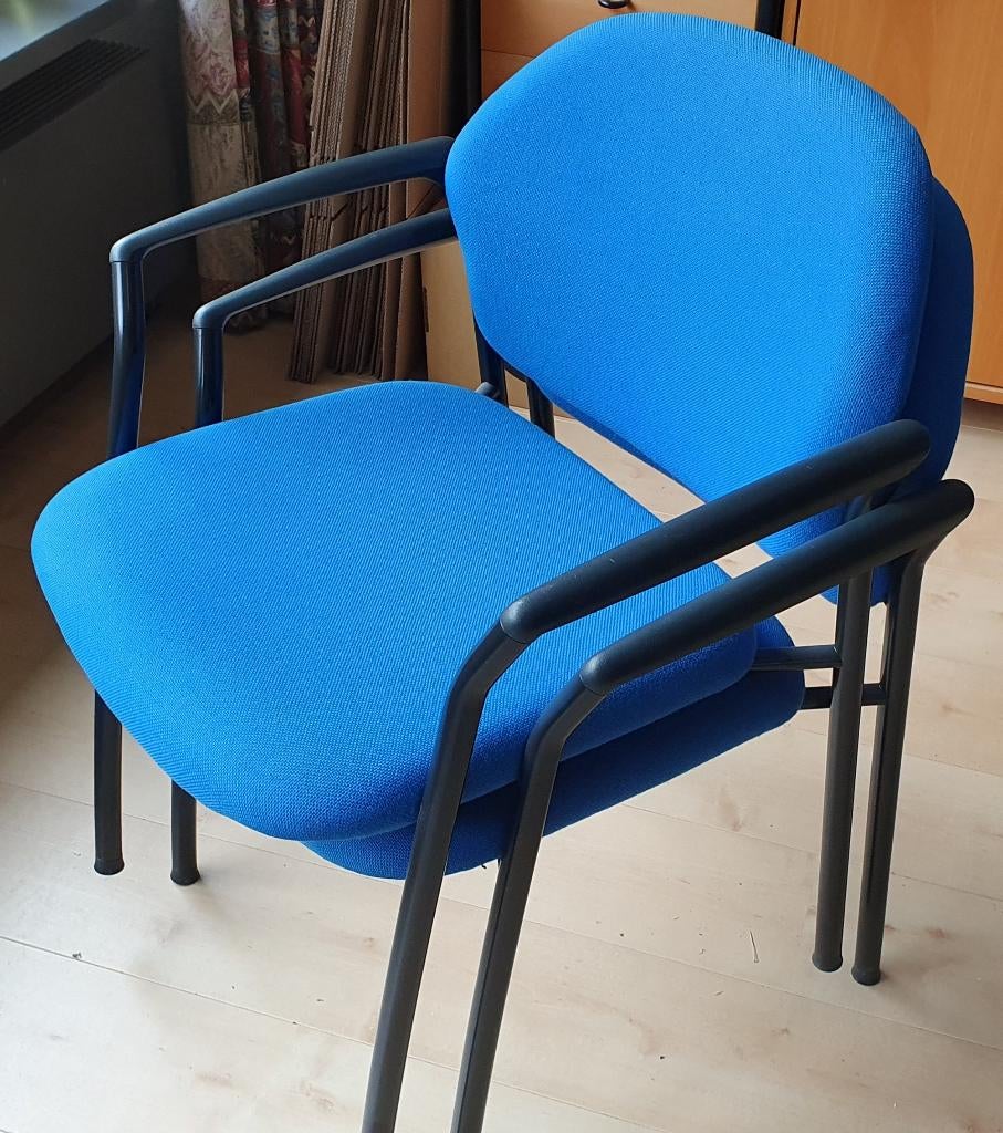 2 x Ahrend kantoorstoelen stapelbaar, Ophalen, Gebruikt, Blauw, Bureaustoel