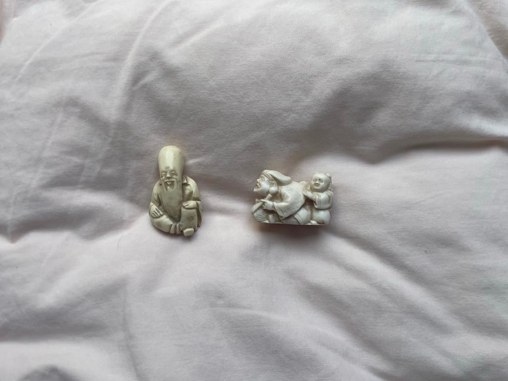 Twee antieke Japanse netsuke knopen van been, Ophalen of Verzenden