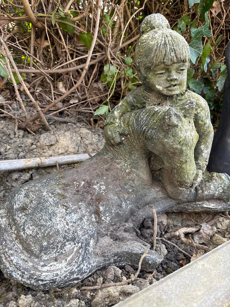 Tuinbeeld kind met paard, Ophalen, Gebruikt, Steen, Dierenbeeld