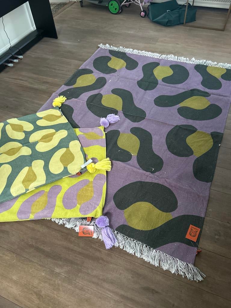 Vloerkleed en kussens met dierenprint, Ophalen, Zo goed als nieuw, Paars, Rechthoekig