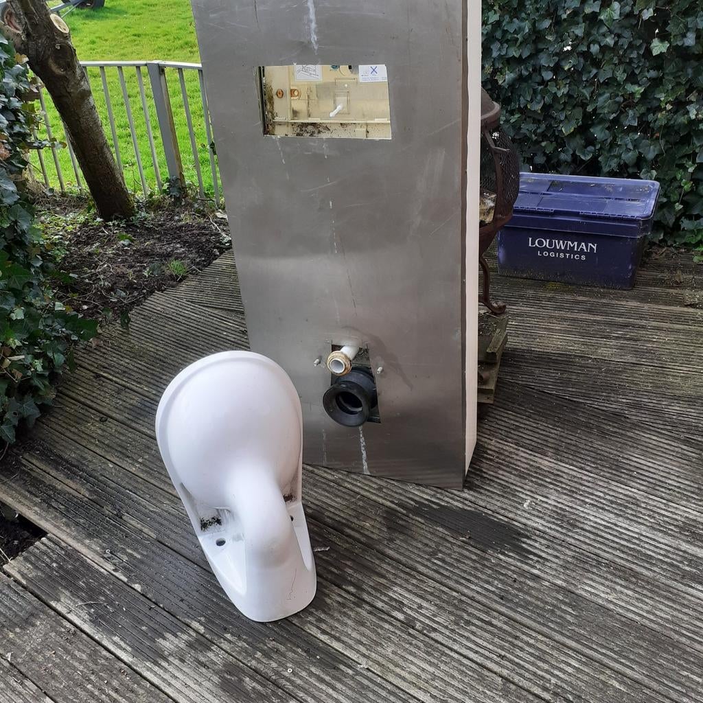 Sanibroyeur met inbouwreservoir en RVS ombouw, Ophalen, Zo goed als nieuw, Rvs, Overige typen