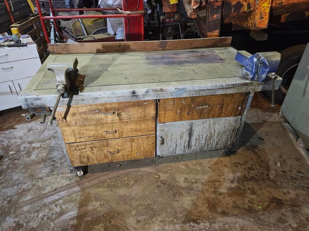 Zeer degelijk werkbank met dubbele bankschroef, Ophalen