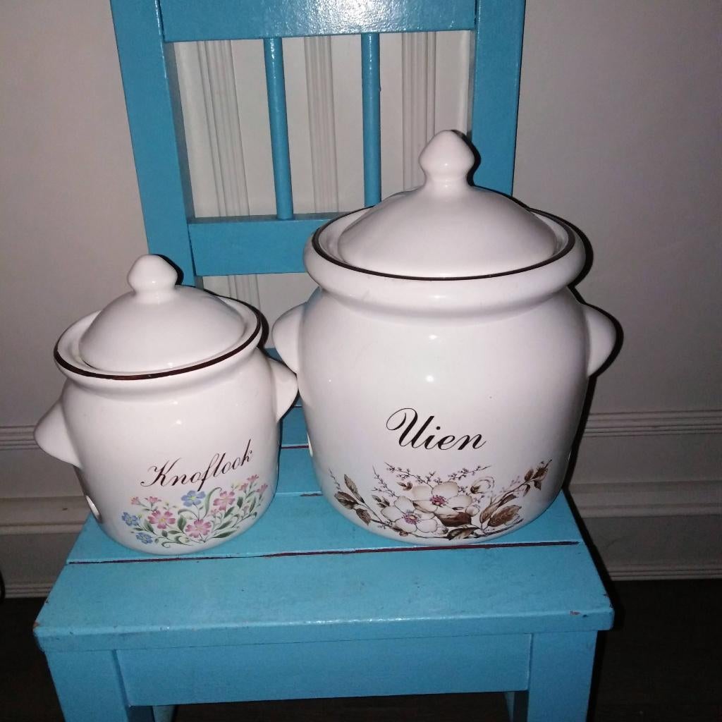 Knoflook en uienpot met bloemendecoratie, Huis en Inrichting, Gebruikt, Ophalen of Verzenden, Voorraadpot, Steen/keramiek