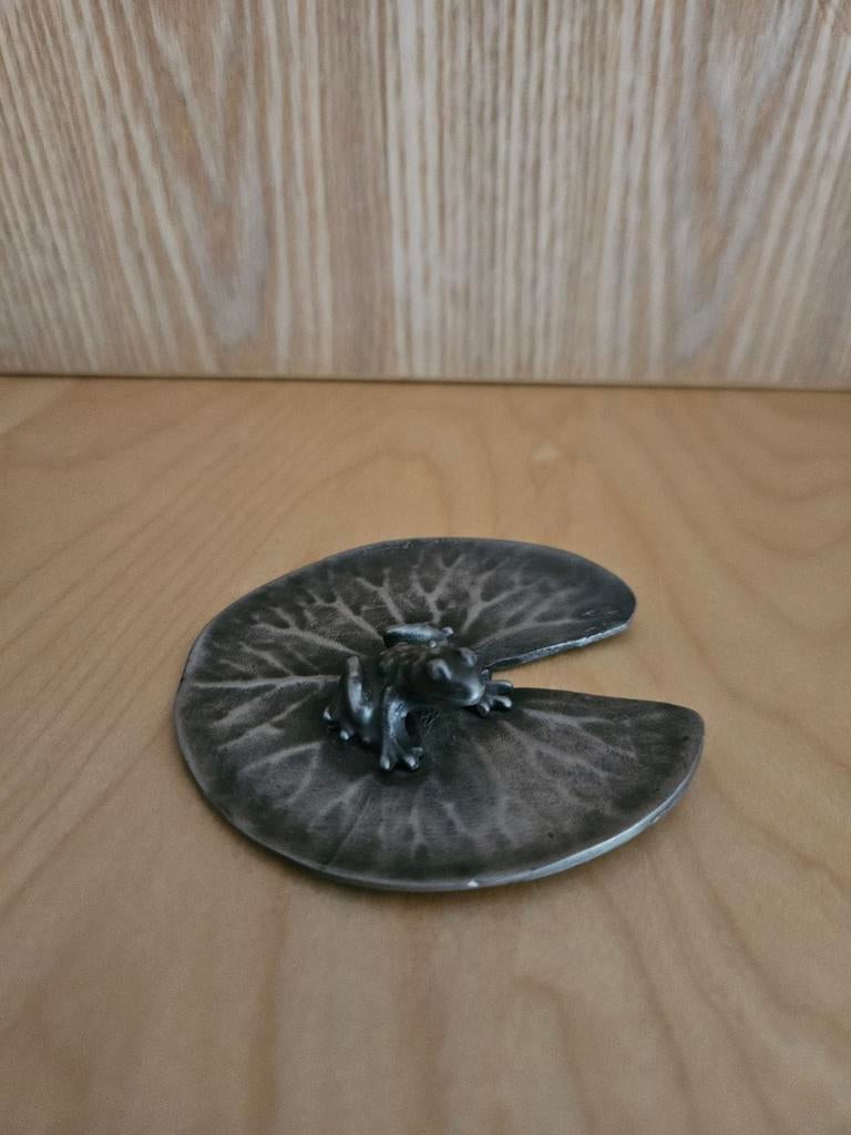 Kikker op waterlelieblad, Antiek en Kunst, Ophalen of Verzenden