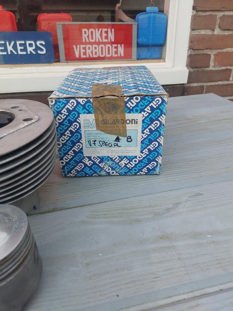 Moto guzzi versleten cilinders met zuigers, Motoren, Ophalen of Verzenden