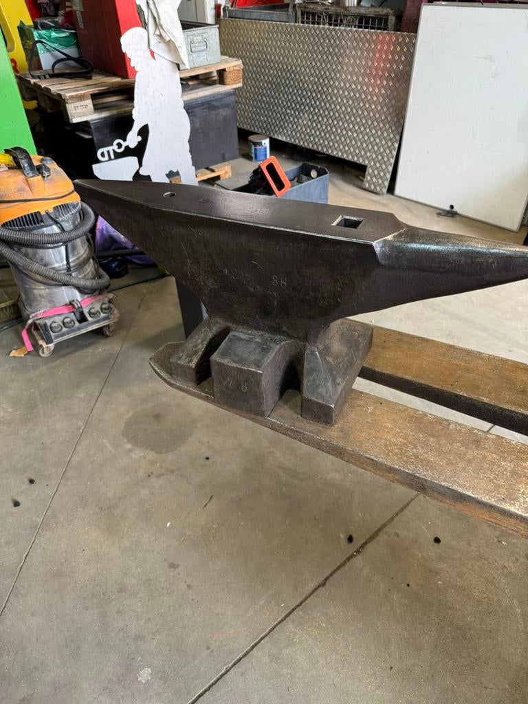 Antiek gesmeed aambeeld 1938, Ophalen