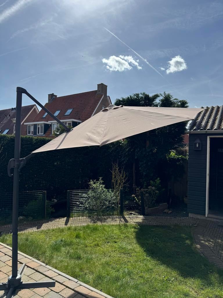 Zweefparasol - Beige - Zo goed als nieuw, Tuin en Terras, Parasols, Ophalen, Kantelbaar, 2 tot 3 meter, Zweefparasol