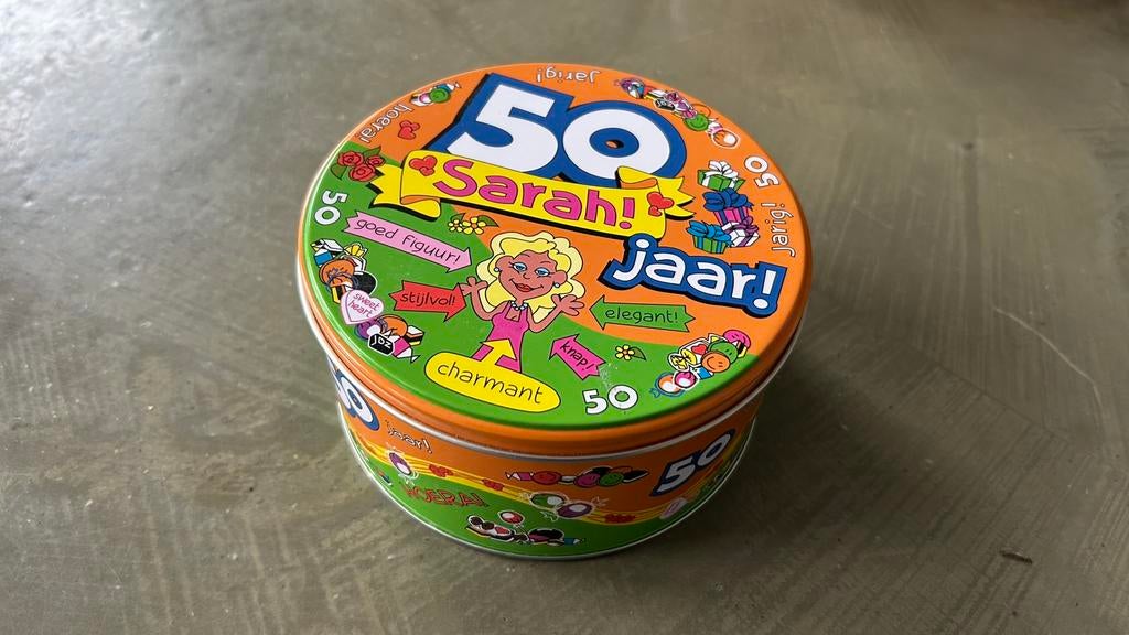Feestelijke koektrommel van blik Sarah 50 jaar (cadeau), Ophalen of Verzenden, Zo goed als nieuw, Abraham of Sarah