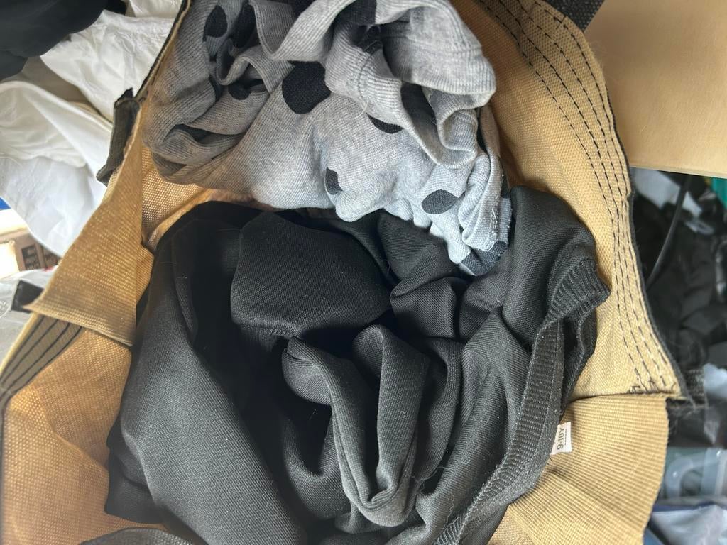 Doos  en 3 tassen meisjeskleding 134/140, Kinderen en Baby's, Kinderkleding | Maat 134, Ophalen, Overige typen, Meisje, Zo goed als nieuw