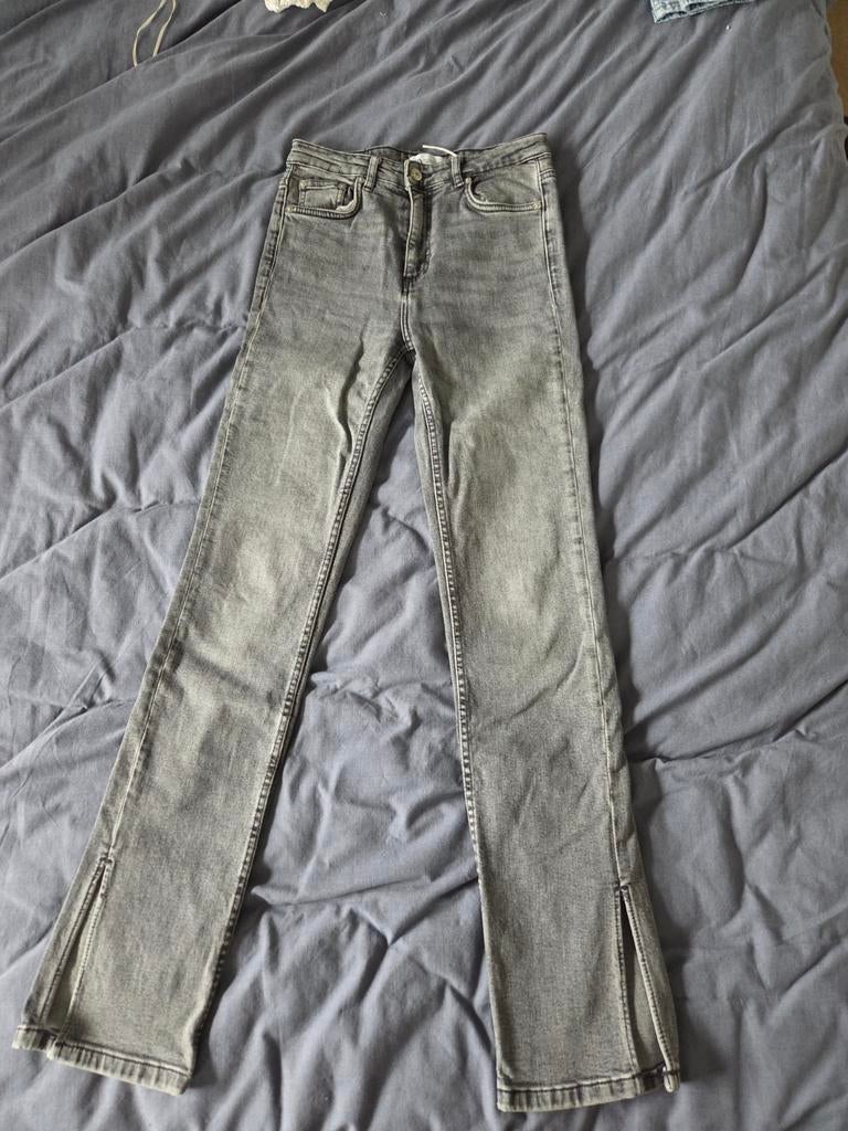 Zara Dames Spijkerbroek Grijs met Split, Zara, Ophalen of Verzenden, W28 - W29 (confectie 36), Grijs