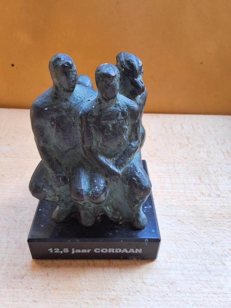 Brons Beeld "familie 'op Sokkel karin beek, Groep mensen, Minder dan 20 cm, Gepatineerd, Ophalen of Verzenden