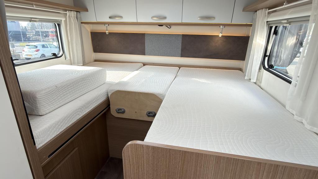 Enkele bedden|Hefbed De Carado T338 Clever Edition '2021, Chemisch toilet, Ringverwarming, 7 tot 8 meter, Bedrijf