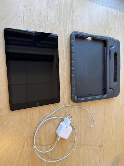 Apple iPad 6e gen(2018) 32 GB met een mini breuk in het glas, Gebruikt, 32 GB, Apple iPad, Grijs