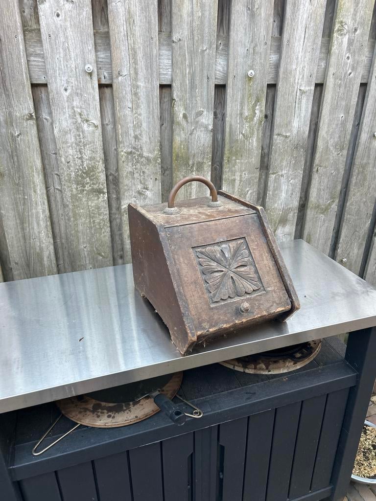 Houten antieke kolenkit met houtsnijwerk, Ophalen