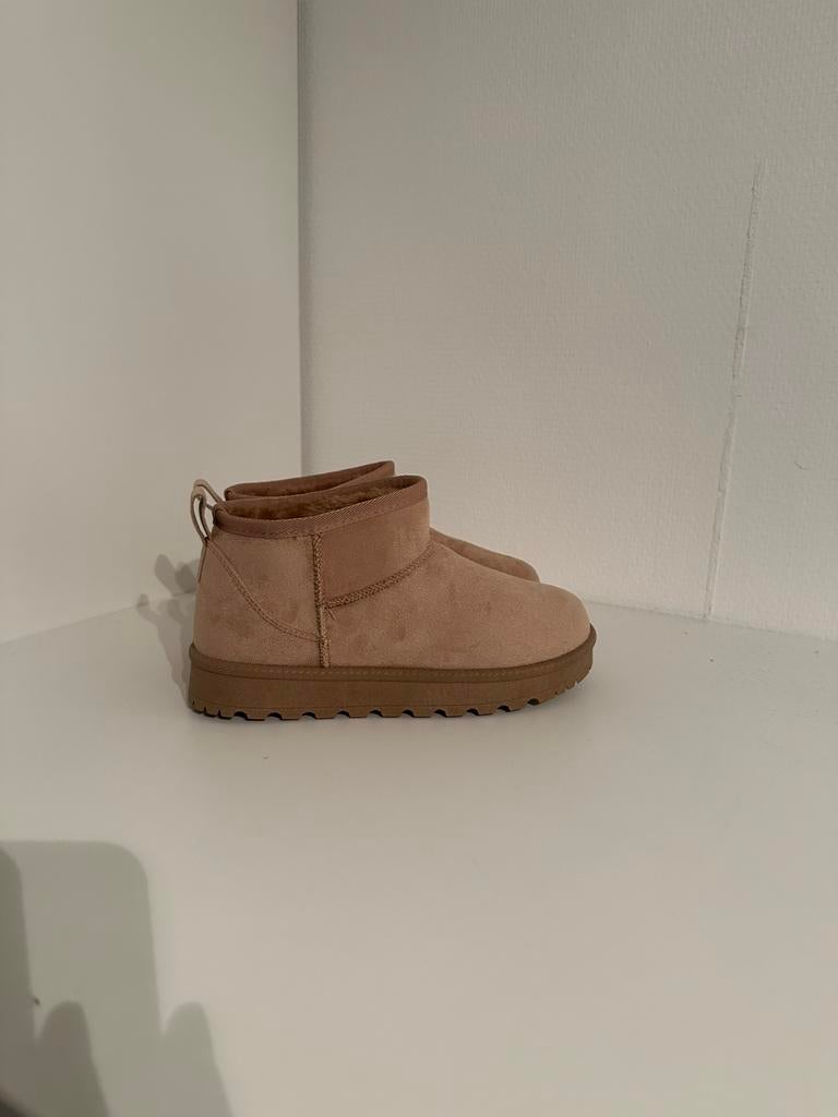 Merkloze “UGGS” 36, Beige, Nieuw, Ophalen of Verzenden, Pantoffels of Sloffen