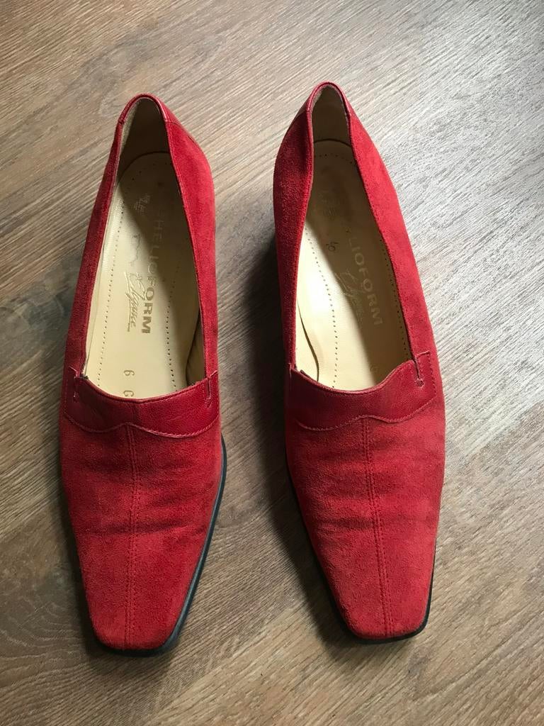Rode suède damesschoenen maat 6, Schoenen met lage hakken, Ophalen of Verzenden, Zo goed als nieuw, Rood